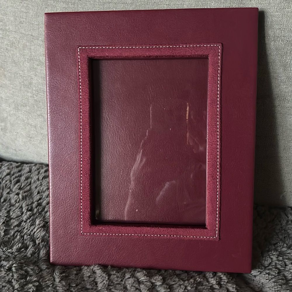 Swing Leather 8 x 10  Easel Picture Frame!